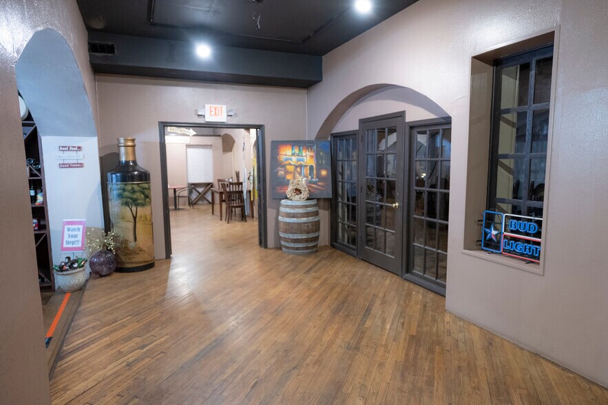 More Photos Of 104 E Alamo St, Brenham Storefront Retail Residential For Sale