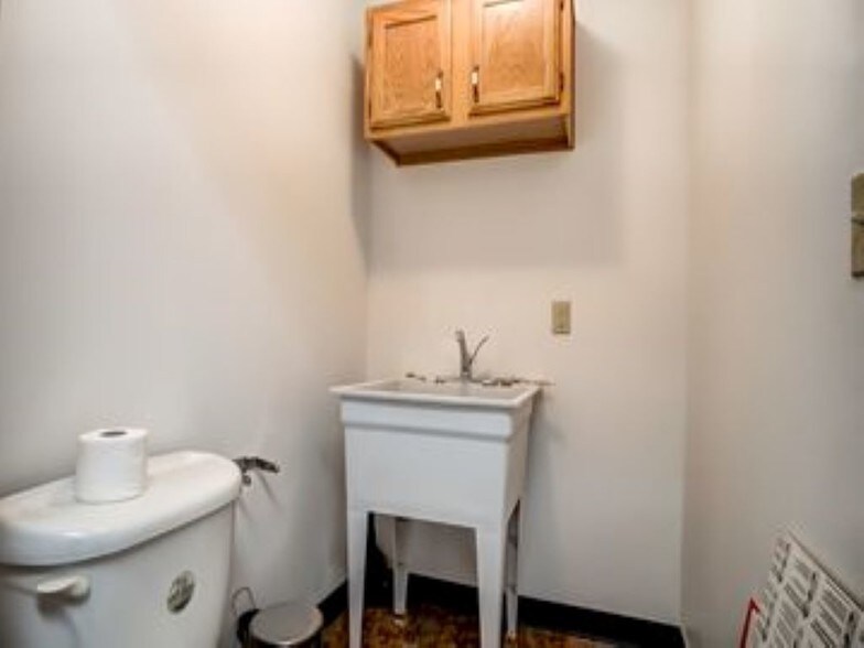 More Photos Of 1041 Shawnee Rd, Lima Freestanding For Lease