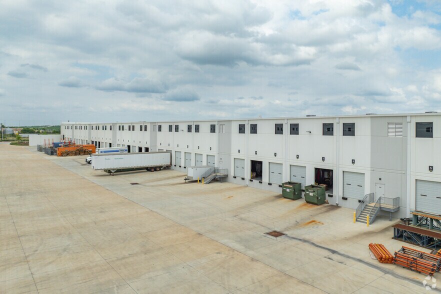 More Photos Of 170 Deep Roots Dr, Buda Distribution For Lease