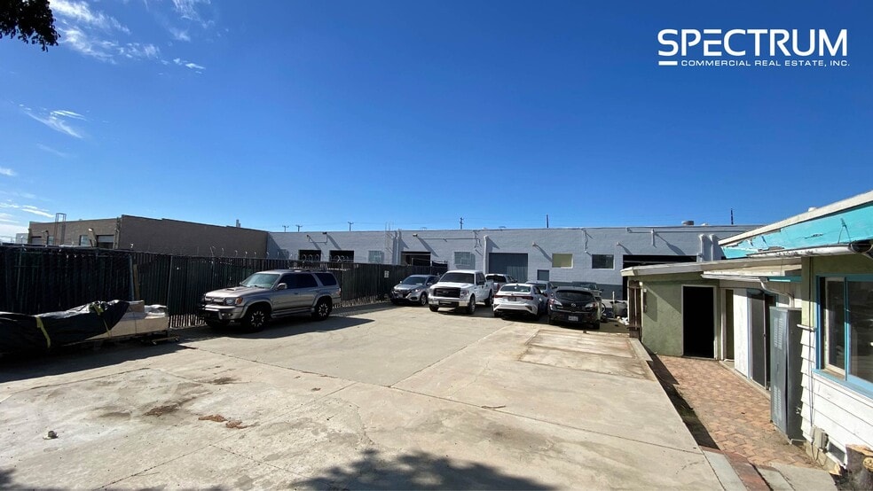 More Photos Of 10140-10158 Canoga Ave, Chatsworth Service For Lease