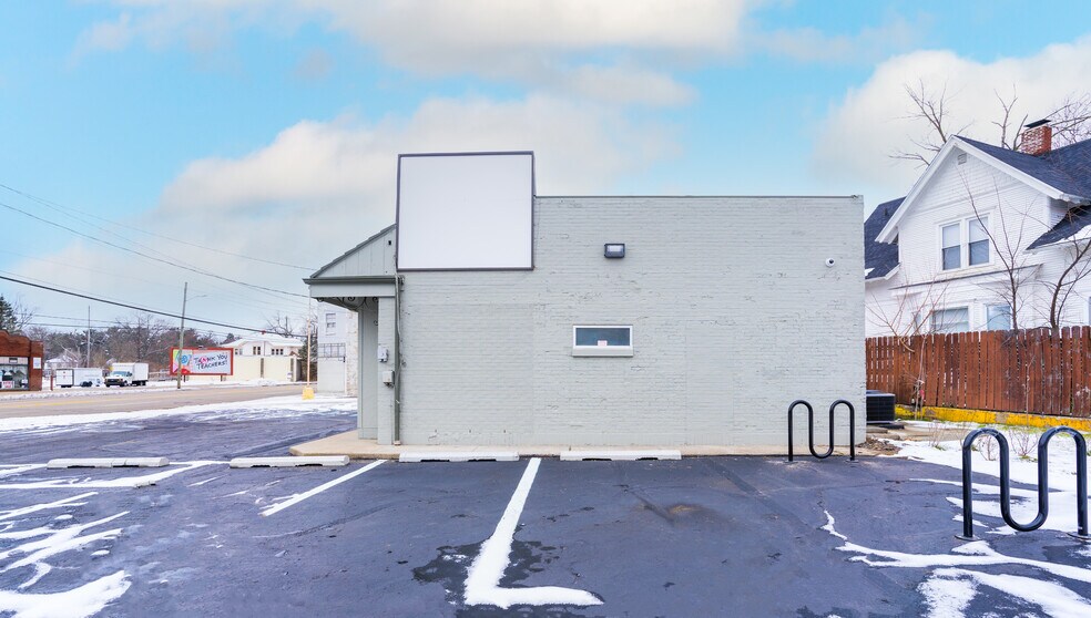 More Photos Of 1382 Michigan Ave, Battle Creek Freestanding For Sale
