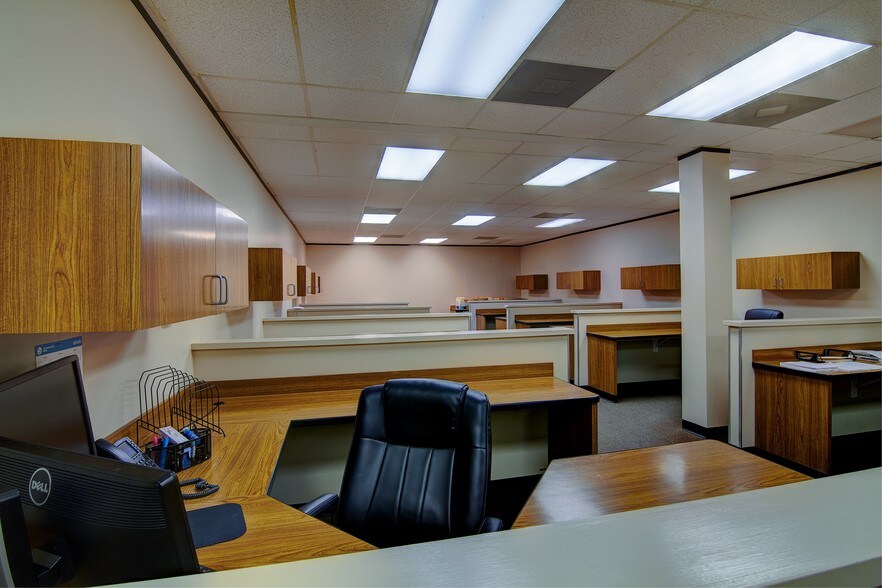 More Photos Of 410 S Trade Center Pky, The Woodlands Flex For Lease