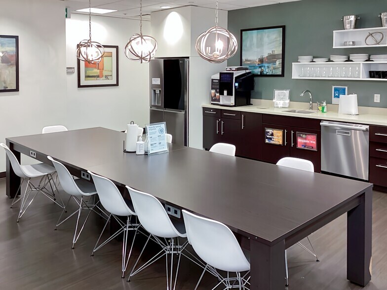 More Photos Of 401 Bay St, Toronto Coworking Space