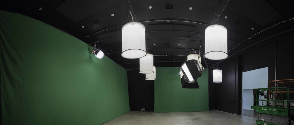 More Photos Of 8911 Independence Ave, Canoga Park Warehouse For Lease