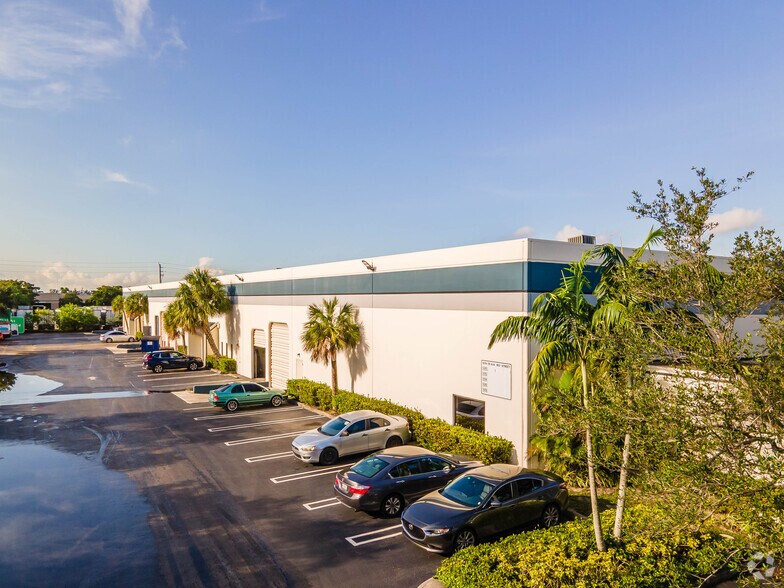 More Photos Of 1570-1578 NW 165th St, Miami Warehouse For Lease