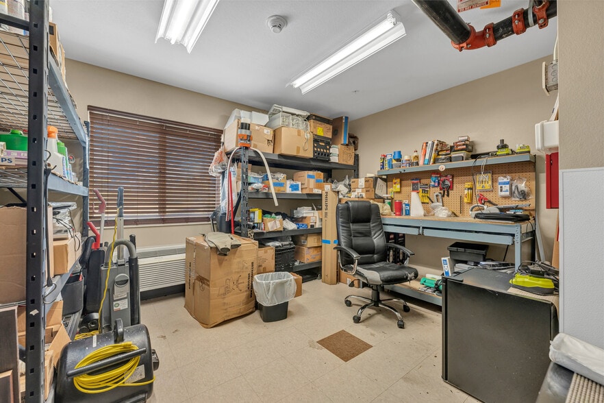 More Photos Of 975 Sheffield St, Washington Hotel For Sale