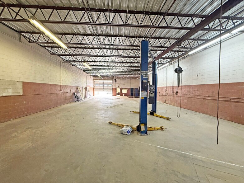 More Photos Of 1118 N Texas Ave, Odessa Auto Repair For Lease
