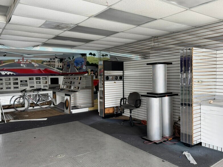 More Photos Of 2834 E Main St, Ventura General Retail For Sale