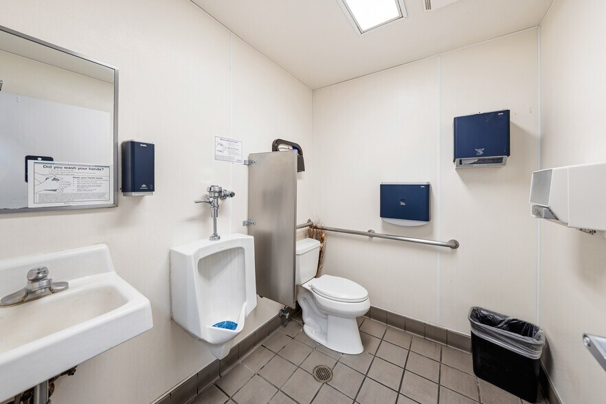More Photos Of 7338 Crater Lake Hwy, White City Freestanding For Sale