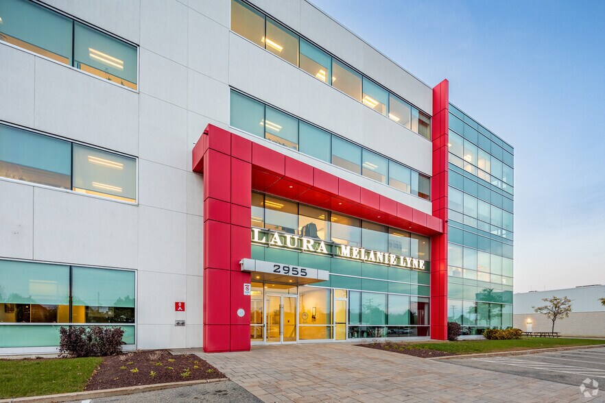 More Photos Of 2955 Rue Jules-Brillant, Laval Office For Lease