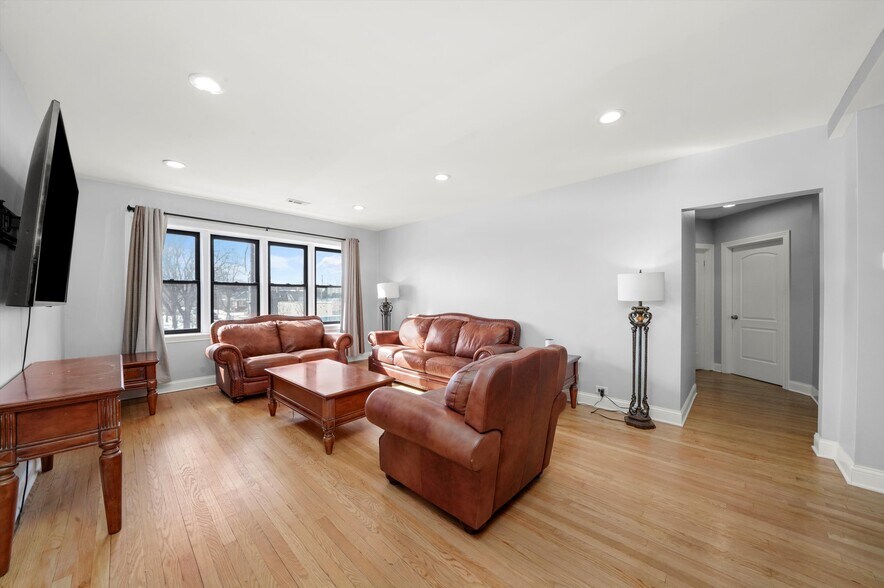 More Photos Of 2022-2026 W 95th St, Chicago Office Residential For Sale