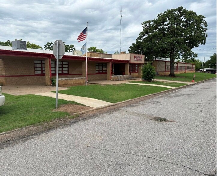 Primary Photo Of 306 E Neil Armstrong Pl, Tishomingo Schools For Sale