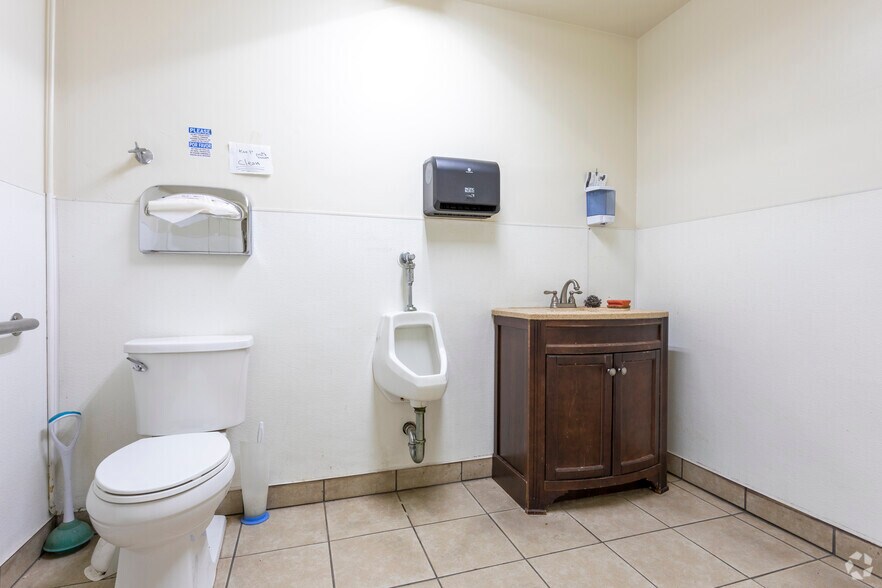 More Photos Of 1701 30th St, Bakersfield Freestanding For Sale