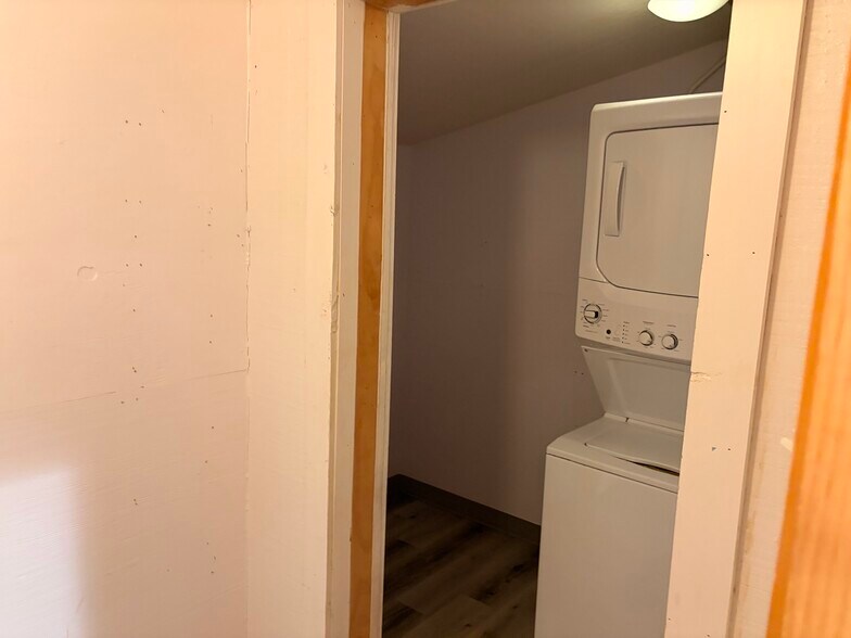 More Photos Of 515 W Bridge St, Granbury Freestanding For Lease