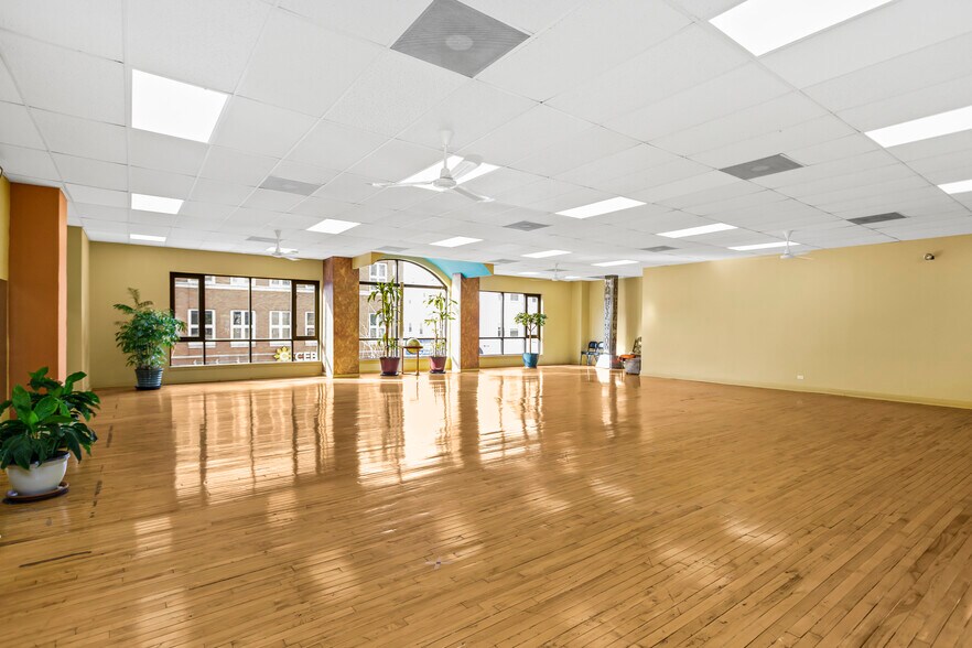 More Photos Of 3121 N Lincoln Ave, Chicago Loft Creative Space For Sale