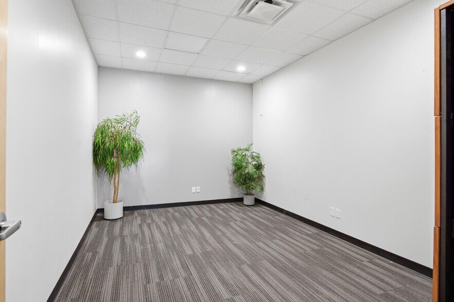 More Photos Of 15 Carlton Dr, St. Albert Flex For Sale