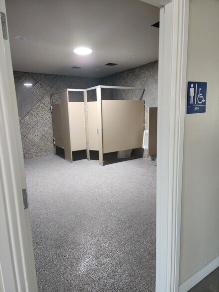 More Photos Of 356 E Avenue K6 Ave, Lancaster Showroom For Lease