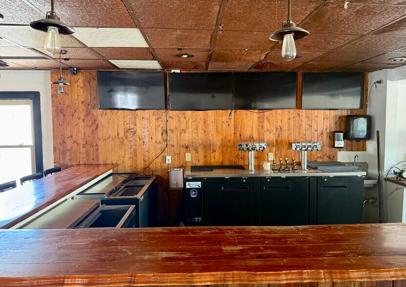 More Photos Of 2515 Far Hills Ave, Oakwood Restaurant For Lease
