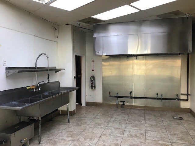 More Photos Of 5048-5060 N Blackstone Ave, Fresno Unknown For Lease
