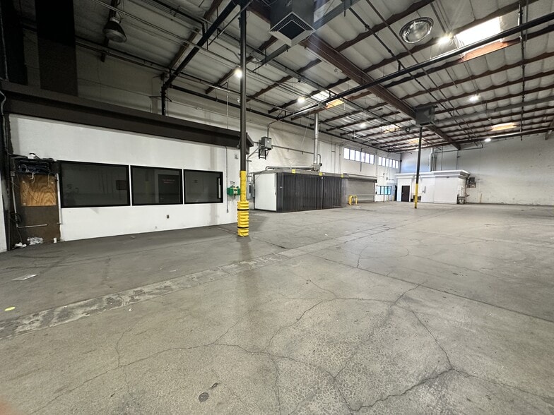 More Photos Of 26455 Ruether Ave, Valencia Showroom For Sale