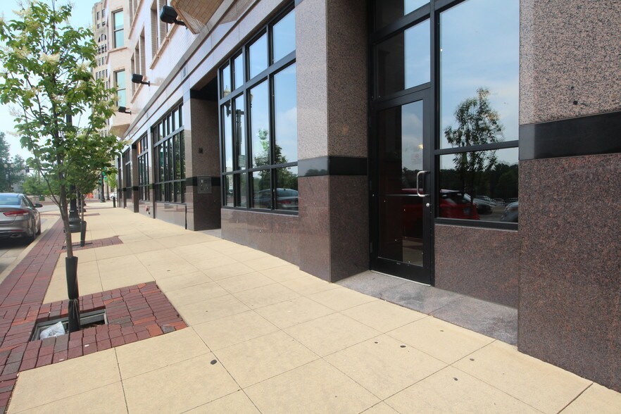 More Photos Of 25 S Grove Ave, Elgin Office For Lease