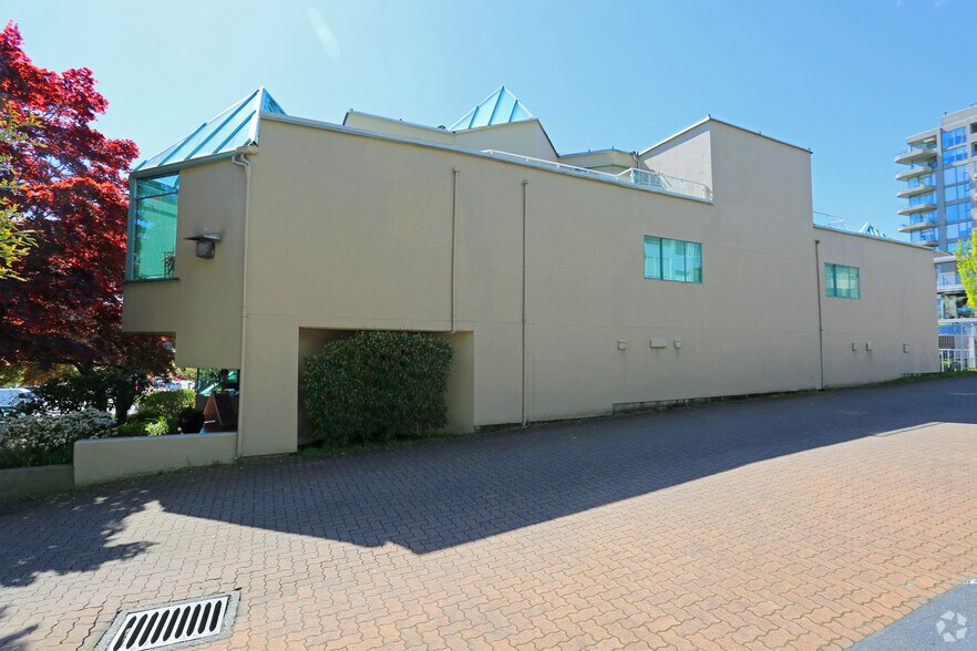 More Photos Of 565 17th St W, West Vancouver Office For Lease