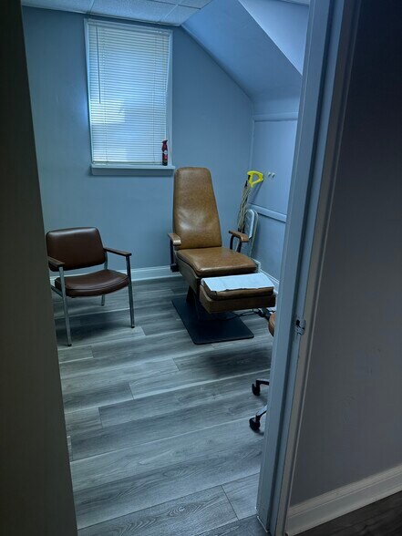 More Photos Of 978 Perry Hwy, Pittsburgh Medical For Sale