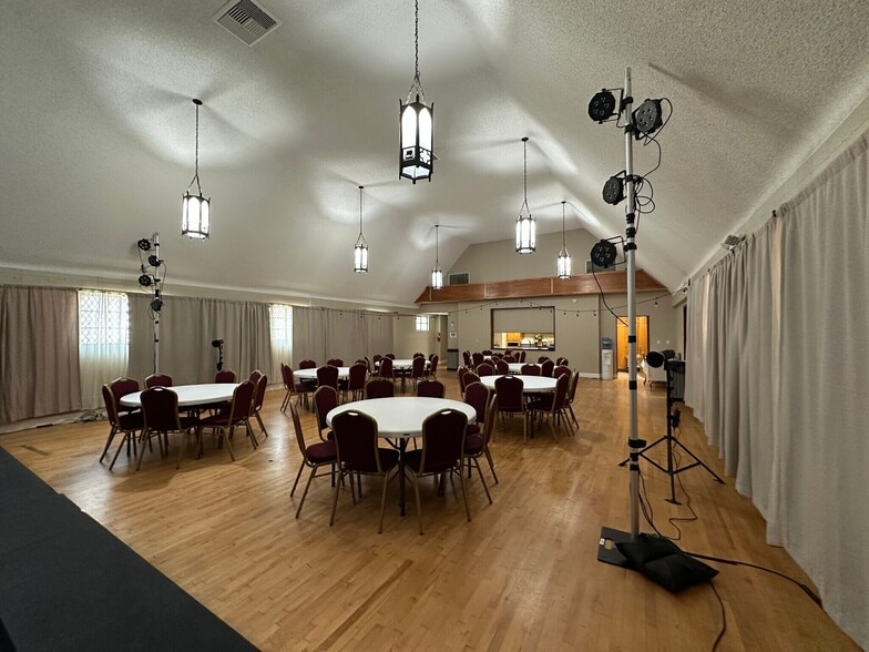 More Photos Of 111 S 6th St, Burbank Religious Facility For Lease