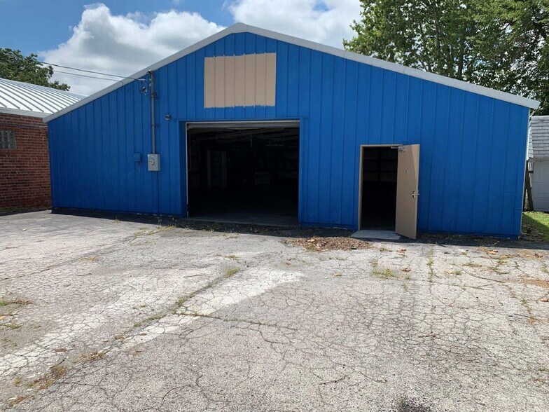 More Photos Of 201-205 W Saint Louis Ave, East Alton Warehouse For Lease