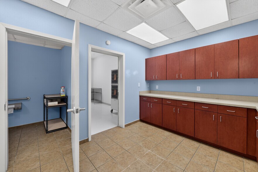 More Photos Of 2555 Pinellas Point Dr S, Saint Petersburg Veterinarian Kennel For Sale