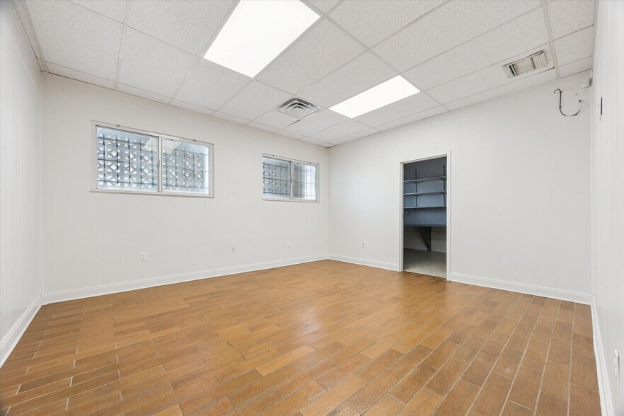 More Photos Of 5423 Jackwood Dr, San Antonio Warehouse For Sale