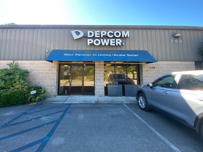 More Photos Of 2148 Pelham Pky, Pelham Flex For Lease