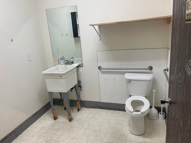 More Photos Of 1000 N Stephanie Pl, Henderson Warehouse For Lease