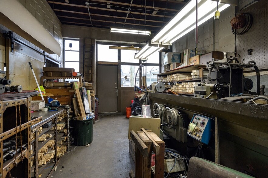 More Photos Of 1713 W 5th Ave, Vancouver Office For Sale