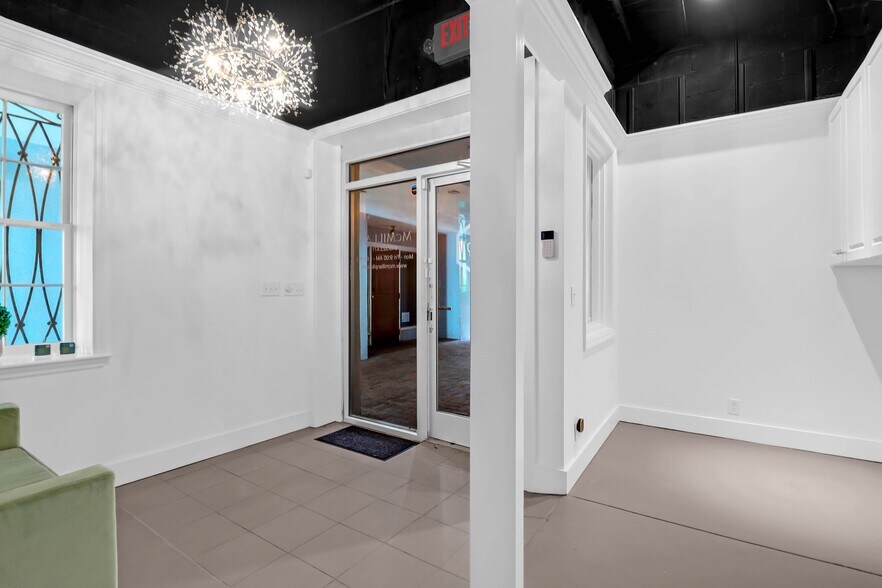 More Photos Of 182-184 E Bay St, Charleston Storefront Retail Office For Sale
