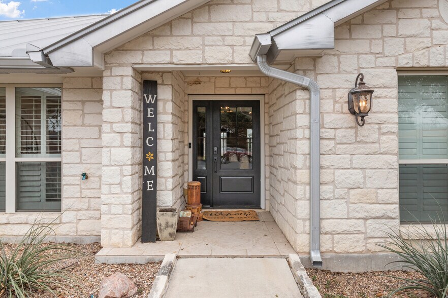 More Photos Of 608 W Morse St, Fredericksburg Specialty For Sale