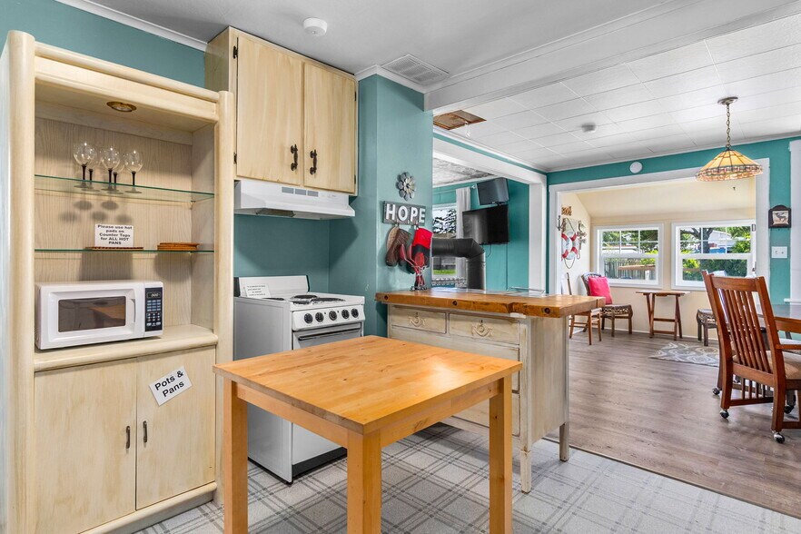 More Photos Of 402 Montesano St, Westport Flex For Sale