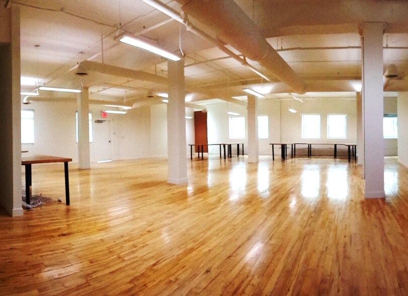 More Photos Of 250 McDermot Ave, Winnipeg Office For Lease