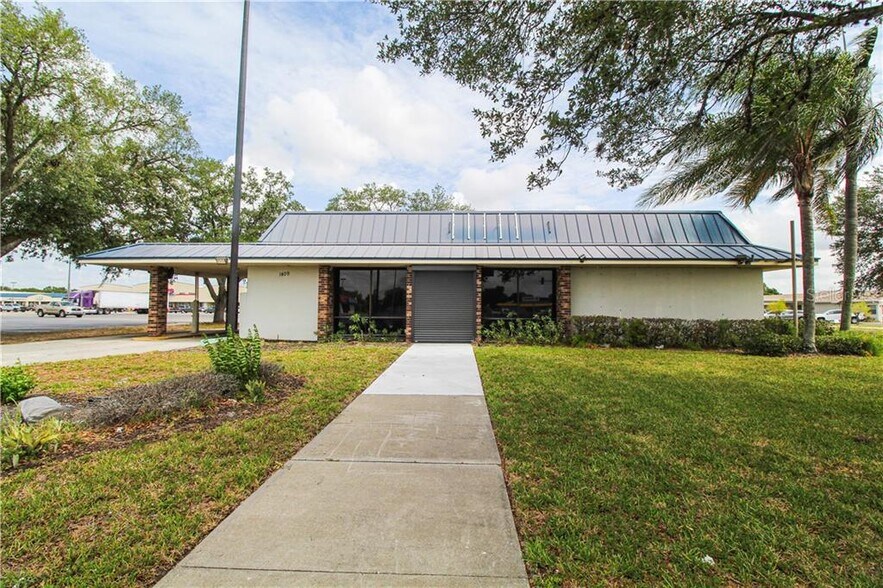 More Photos Of 1409 E Oak St, Arcadia Storefront Retail Office For Sale