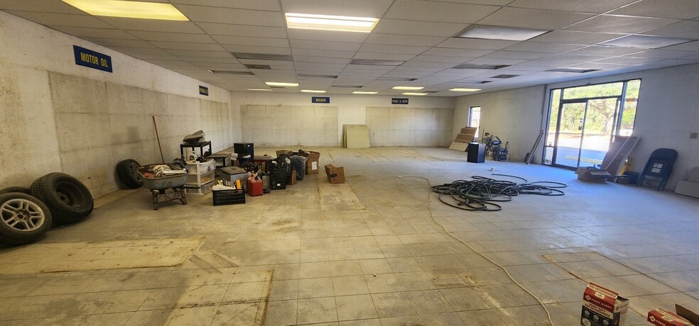 More Photos Of 284 S Center St, Pierson Auto Repair For Lease