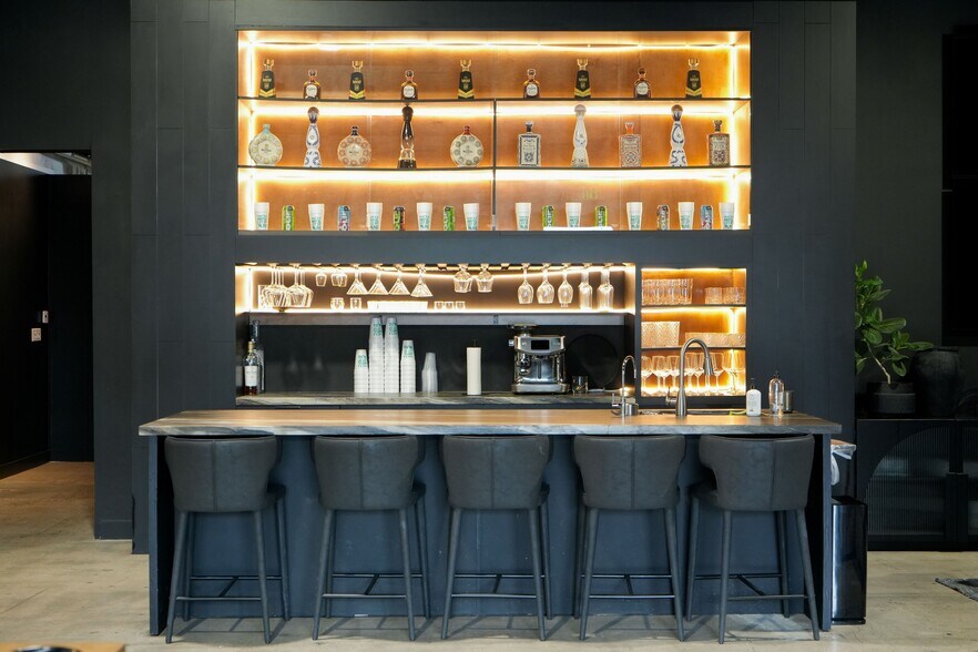 More Photos Of 7 Studebaker, Irvine Light Distribution For Lease