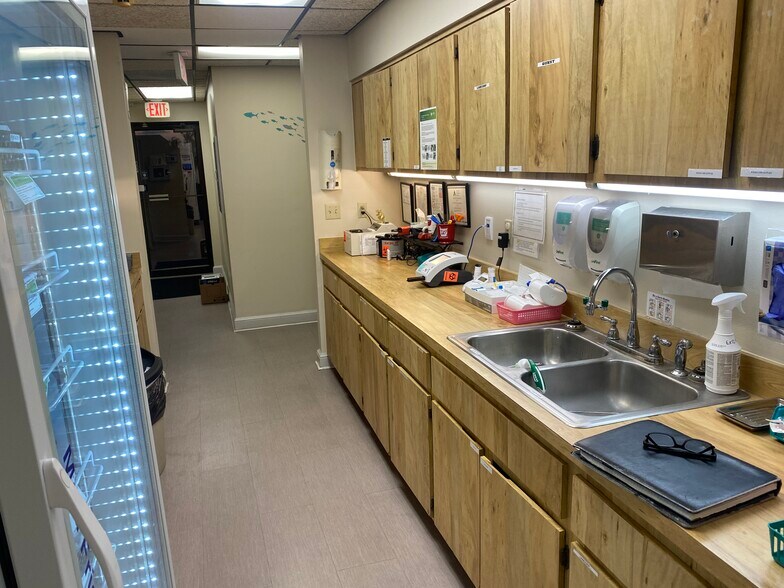 More Photos Of 1395 West Bay Dr, Largo Medical For Sale