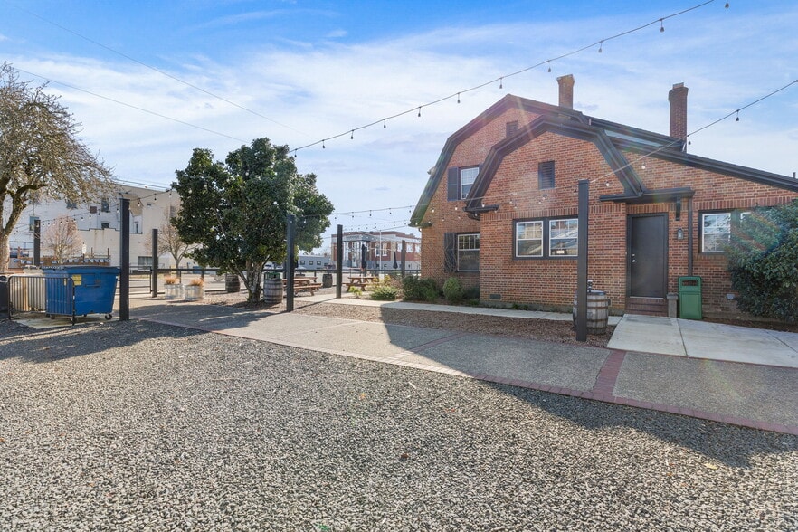 More Photos Of 883 SW Church St, Dallas Restaurant For Sale