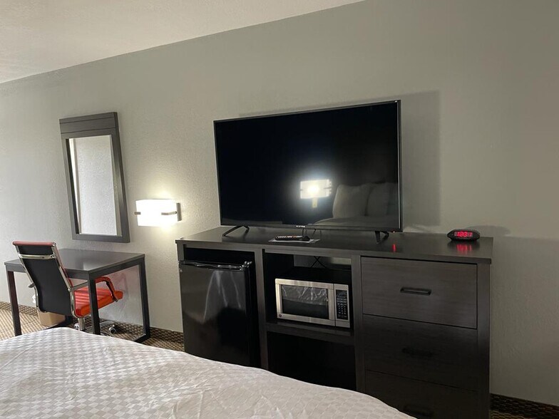 More Photos Of 1408 E Church St, Warren Hotel For Sale