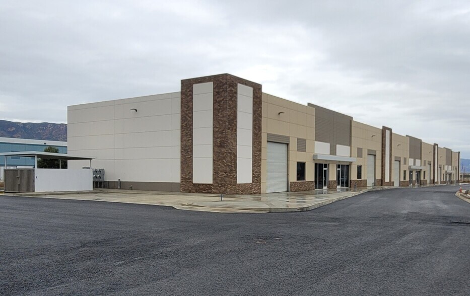 Primary Photo Of 33575 Mission Trail, Lake Elsinore Showroom For Sale