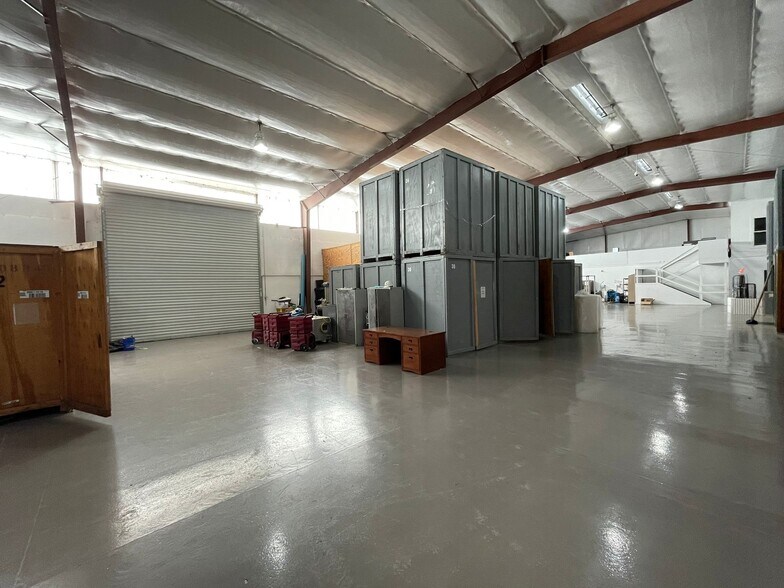 More Photos Of 3306 Waterfield Rd, Lakeland Warehouse For Lease