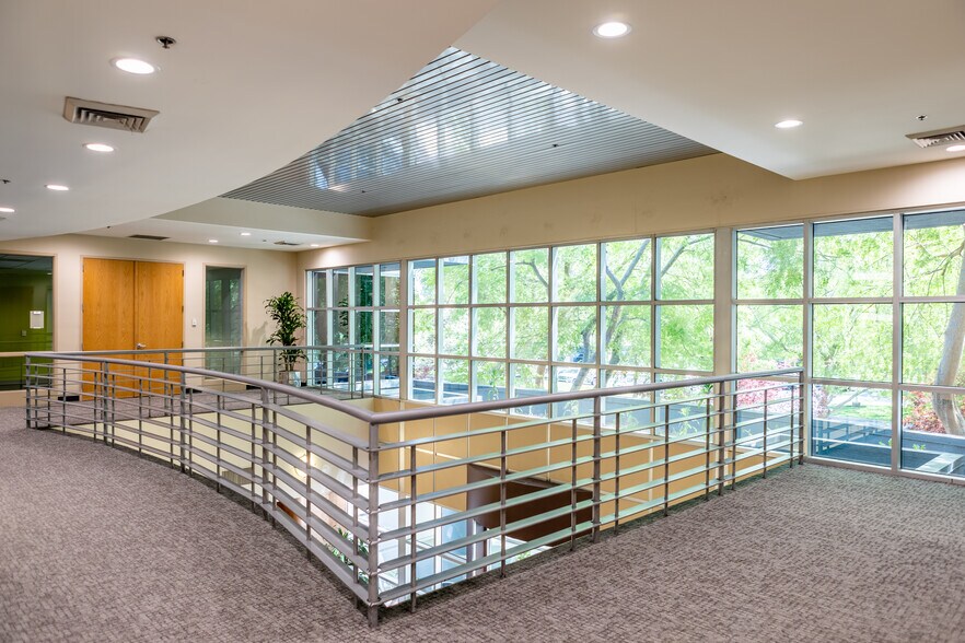 More Photos Of 1755 Creekside Oaks Dr, Sacramento Office For Lease