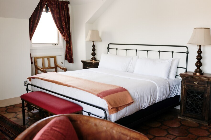More Photos Of 220 W Manhattan Ave, Santa Fe Hotel For Sale