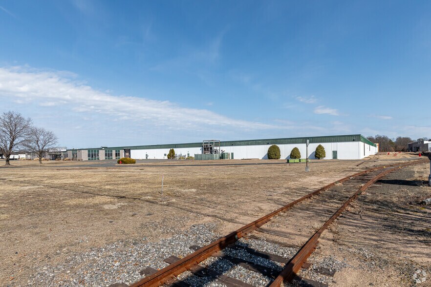 More Photos Of 295 Ella Grasso Tpke, Windsor Locks Warehouse For Lease