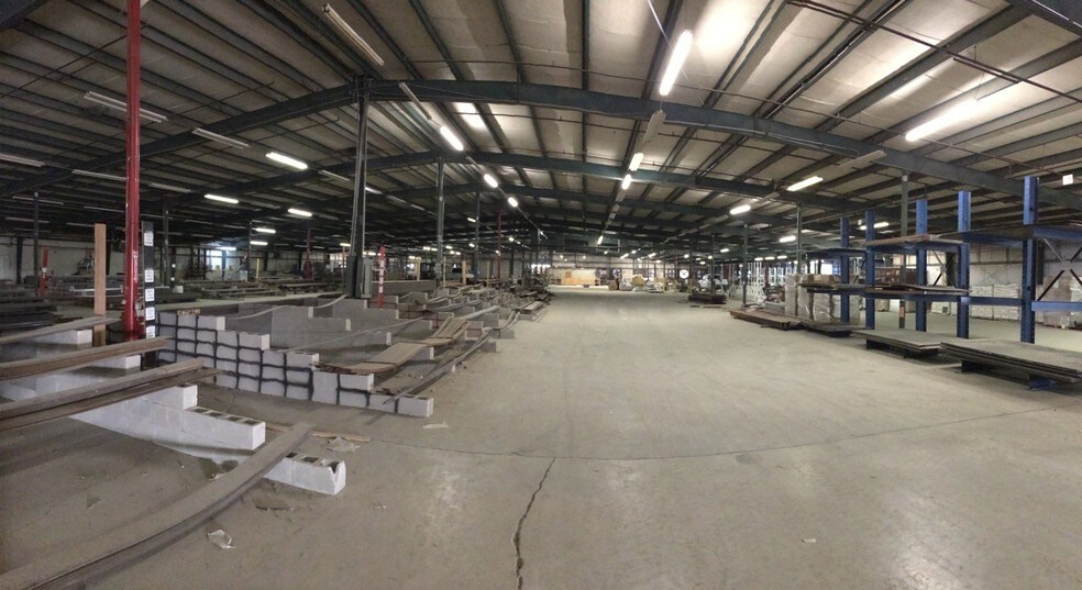 More Photos Of 1301 East Ave, Carrizo Springs Warehouse For Lease